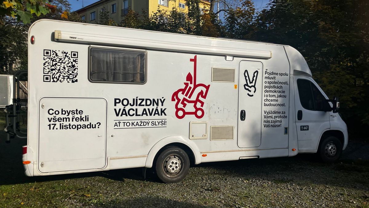 Václavák na kolech. Karavan objíždí Česko a sbírá vzkazy od lidí